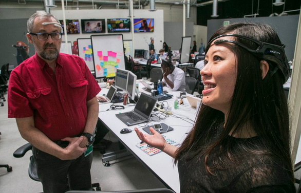 Tiến sĩ Geoff Mackellar, chủ tịch Công ty Emotiv cùng Tần Lê, người sáng lập - tổng giám đốc Emotiv, giới thiệu thiết bị đeo không dây