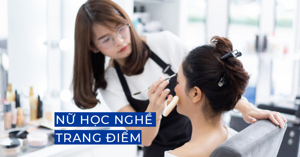Nữ học Nghề trang điểm