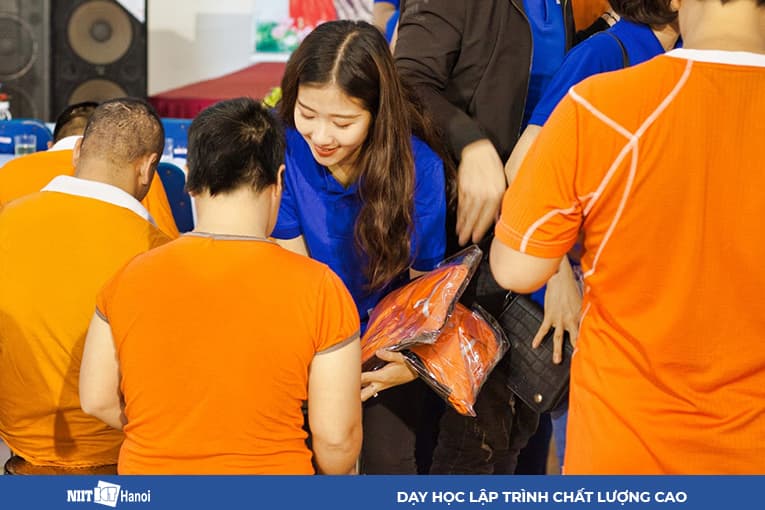 Học cách chia sẻ yêu thương (Ảnh phát áo phông cho các nạn nhân bị nhiễm chất độ màu da cam)