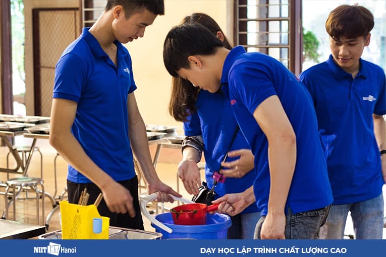 Học cách chia sẻ yêu thương với các nạn nhân chất độc màu da cam