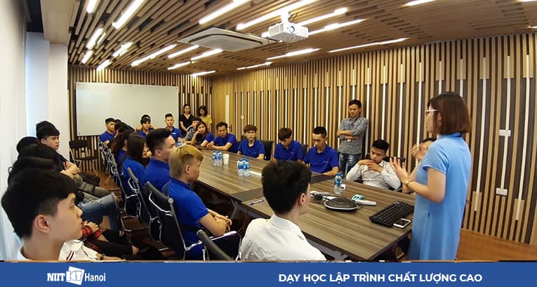 Học kỹ năng trả lời phỏng vấn, viết CV tìm việc