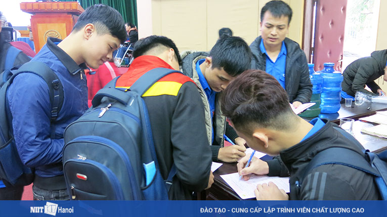 Các bạn đoàn viên Học viện NIIT-ICT cùng ghi tên mình vào phiếu đăng ký tham gia hiến máu