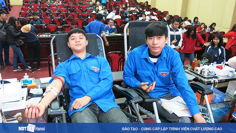 Các bạn Đoàn viên thanh niên NIIT-ICT Hà Nội tham gia hiến máu