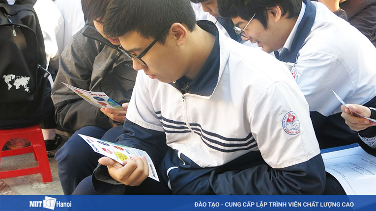 Các bạn học sinh trường THPT Đoàn Kết rất quan tâm đến các khóa học tại NIIT-ICT Hà Nội