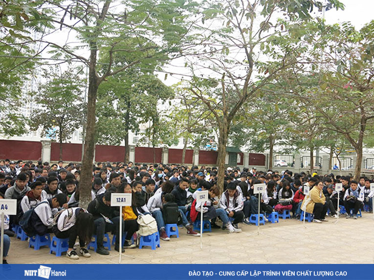 Các bạn học sinh trường THPT Hà Đông tại buổi tư vấn hướng nghiệp