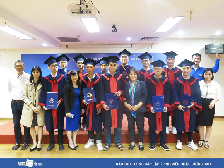  Các bạn học viên chụp ảnh cùng ban lãnh đạo Học viện và các giảng viên