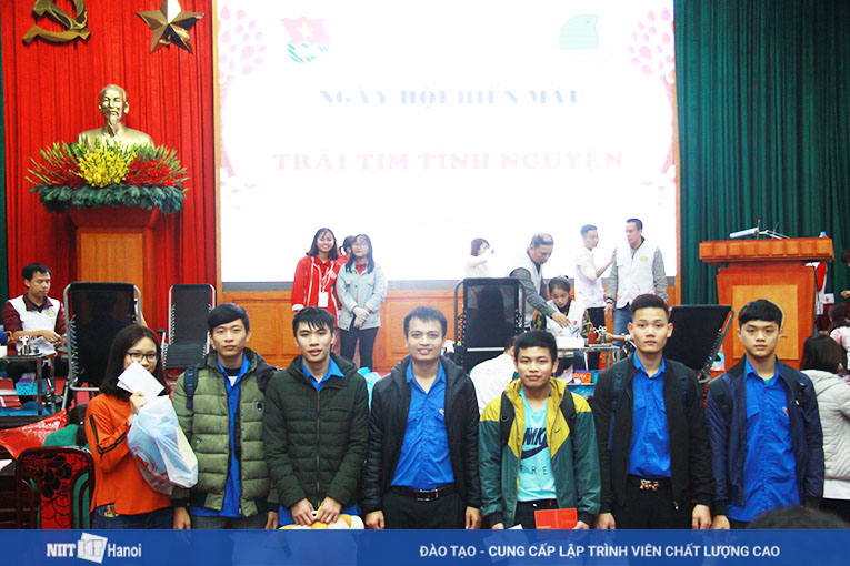 Các bạn vui vẻ nhận những phần quà đáng yêu sau khi hiến máu