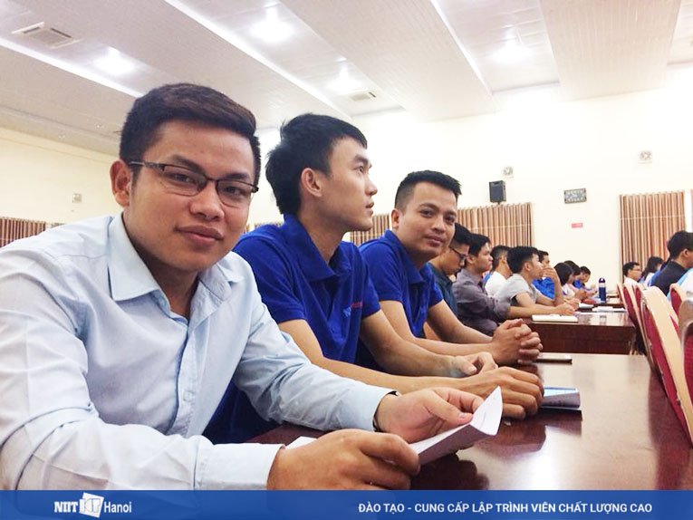 Long rất tự tin với những kỹ năng mềm đã được bổ trợ trong quá trình học để phục vụ việc làm