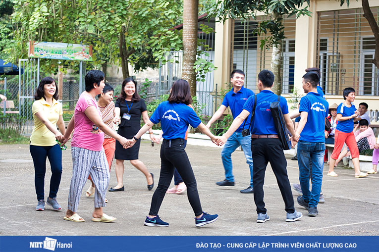 NIIT-ICT Hà Nội và cán bộ, nạn nhân tại trung tâm Dioxin cùng tham gia các hoạt động tập thể