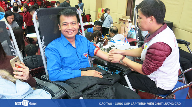 Thầy Nguyễn Minh Đức tham gia hiến máu