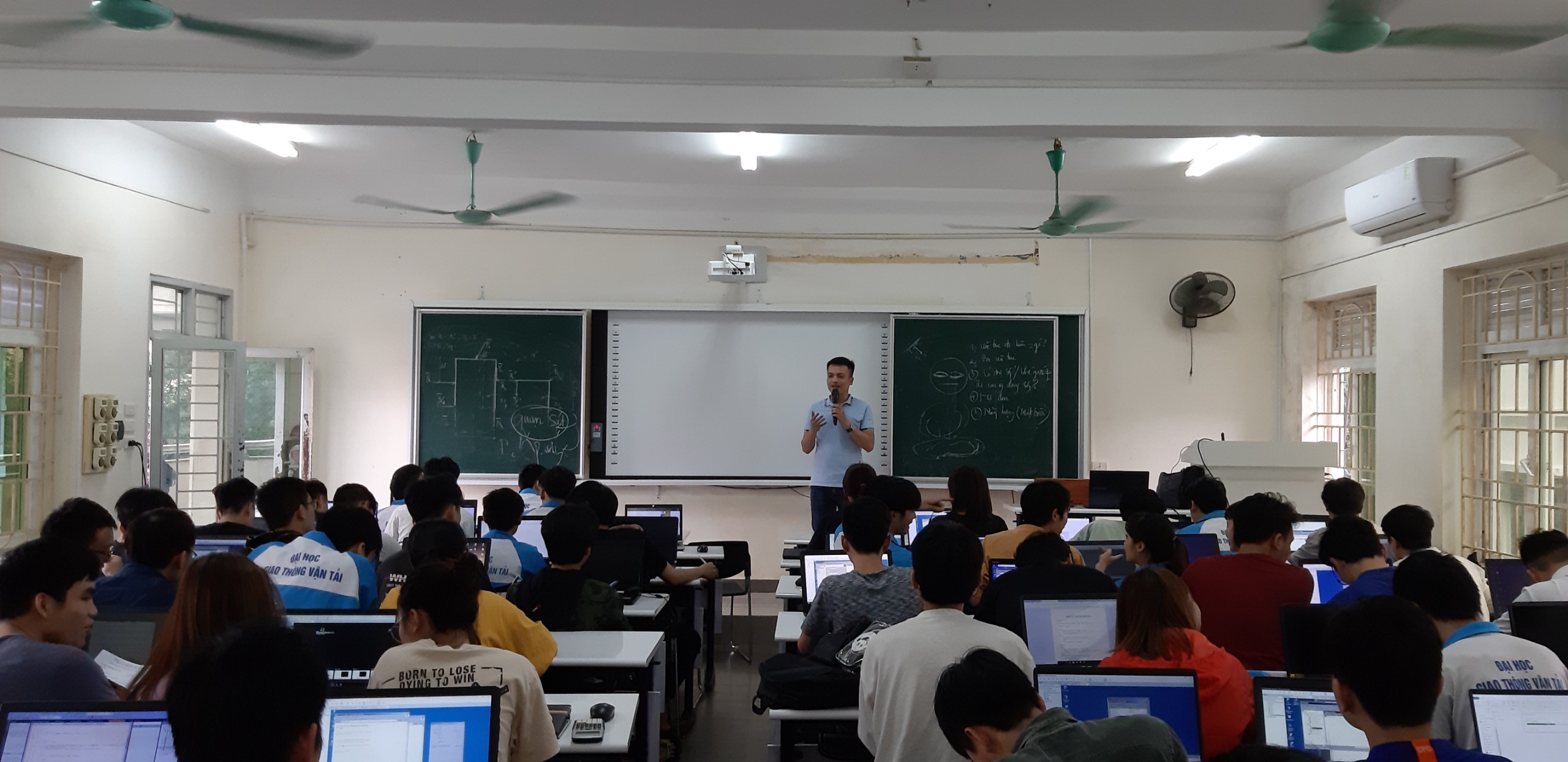 Tư vấn lộ trình học tập và định hướng cho sinh viên Đại học GTVT