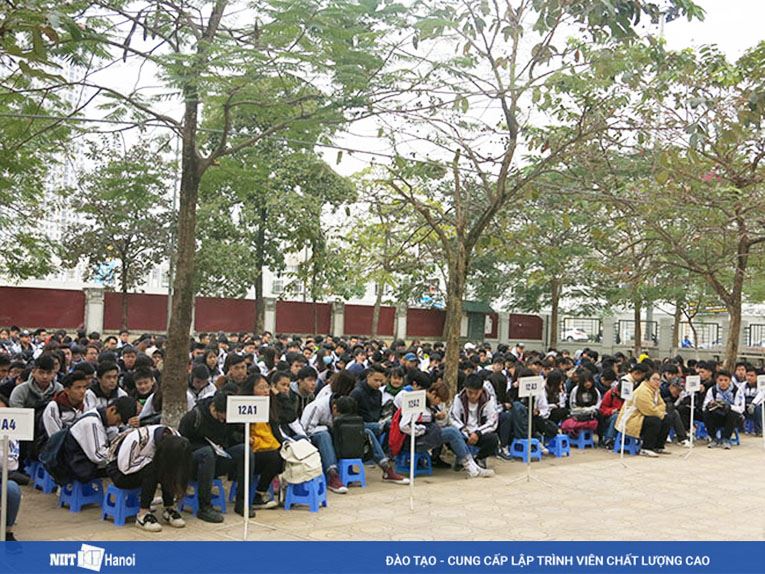 Tổ chức chương trình hướng nghiệp cho các bạn học sinh trường THPT Hà Đông